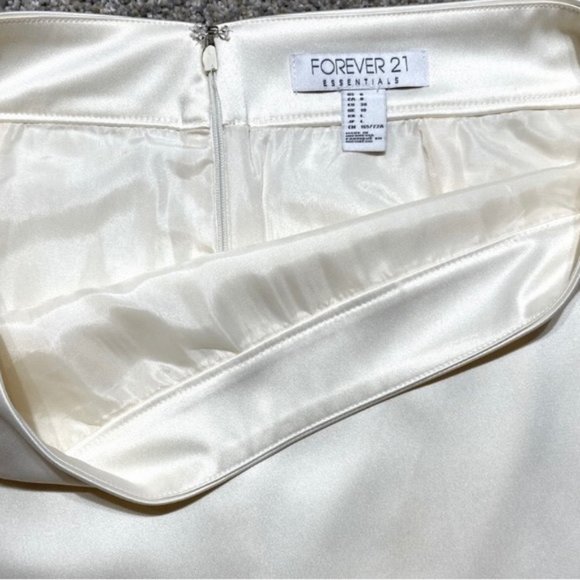 Forever 21 satin lined short pencil skirt w back zipper close.  Women's size 8 - Picture 5 of 9